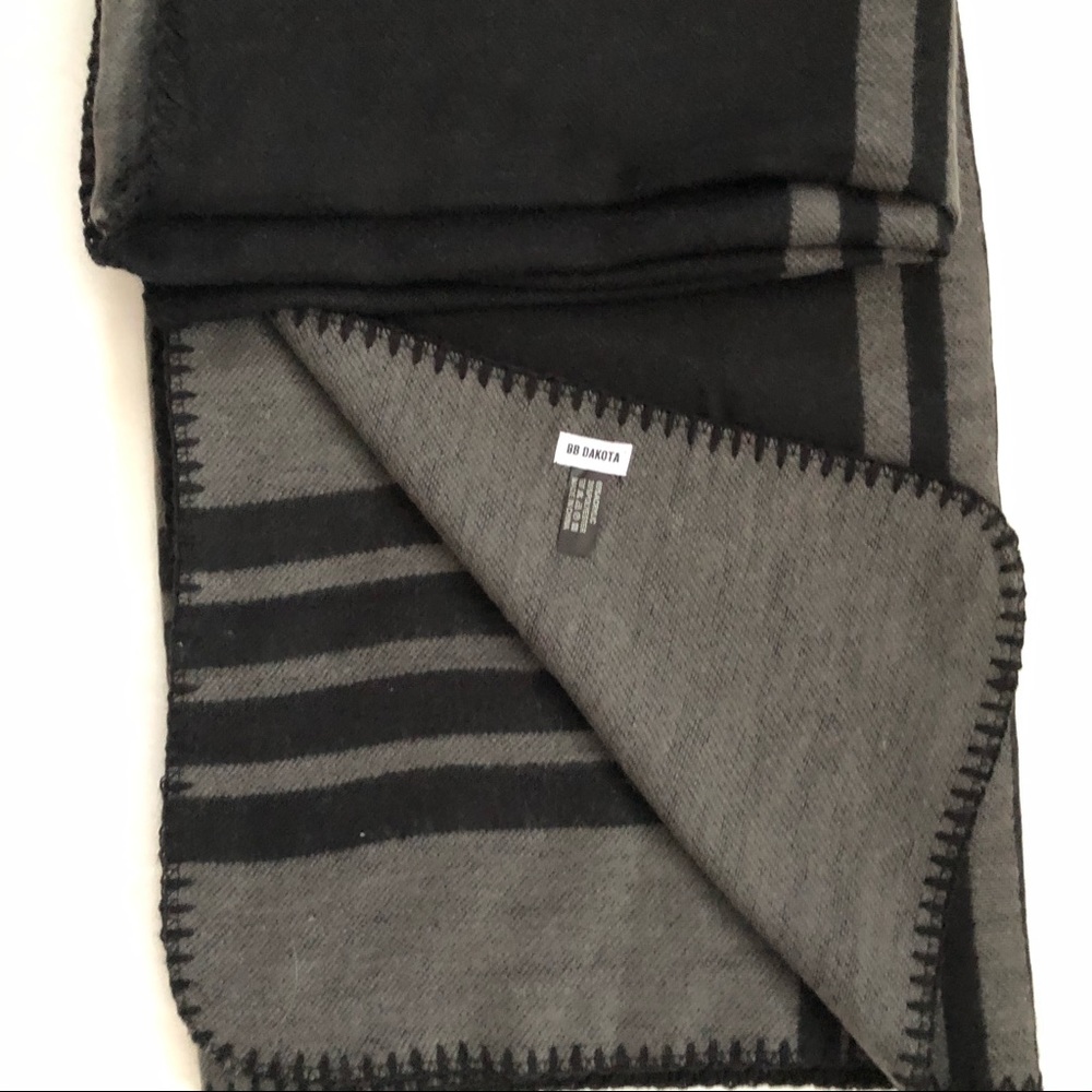BB Dakota
Roll With The Ponchos Reversible - Picture 6 of 6